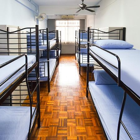 Отель Spot On 89872 Kuantan Backpackers Экстерьер фото