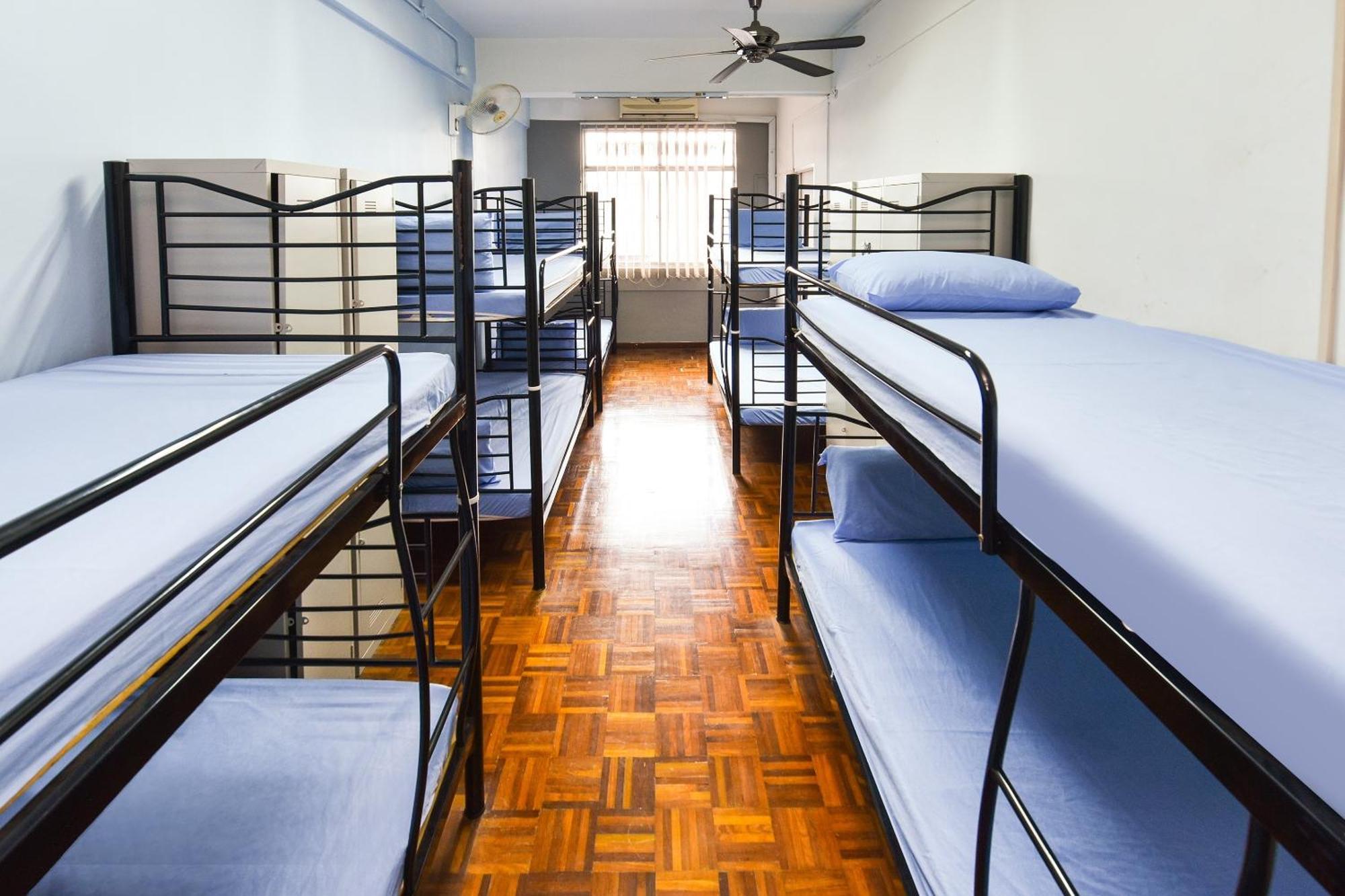 Отель Spot On 89872 Kuantan Backpackers Экстерьер фото