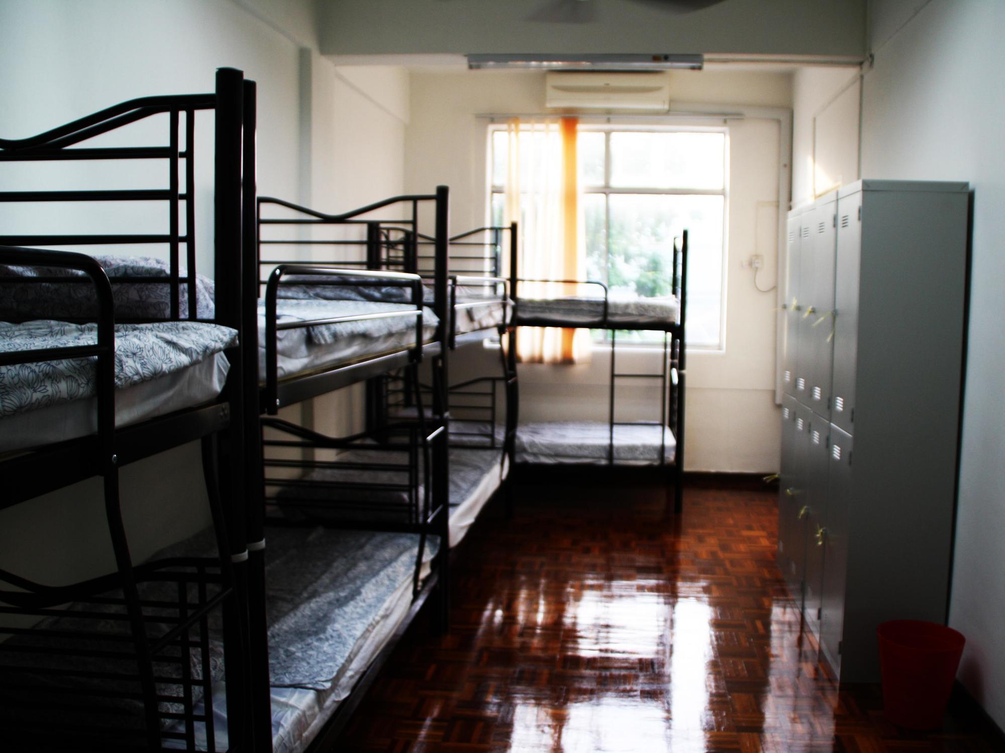 Отель Spot On 89872 Kuantan Backpackers Экстерьер фото